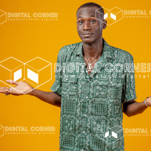Jeune homme africain, bras ouverts qui ignore quelque chose