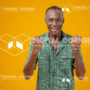 Jeune homme africain heureux, célébrant la victoire