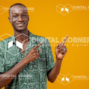 Jeune homme africain souriant, pointant les doigts pour montrer quelque chose