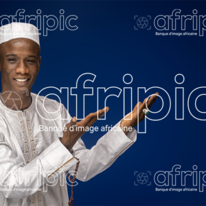 Jeune homme africain amical et souriant, présentant quelque chose.