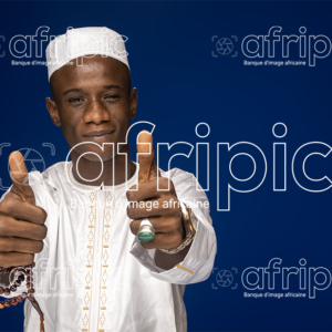 Jeune homme africain amical en tenue traditionnelle