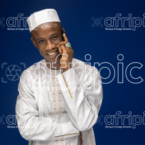 Jeune homme africain heureux en tenue traditionnelle