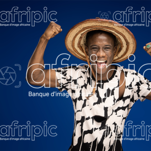 Jeune homme africain heureux et excité célébrant la victoire