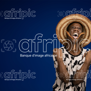 Jeune homme africain heureux et excité célébrant la victoire