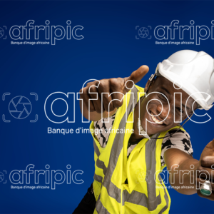 Jeune homme africain en tenue de travaille heureux et amical