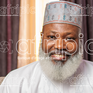 Homme africain senior souriant, en tenue traditionnelle