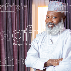 Homme africain senior souriant et croisant les bras