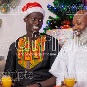 Père et fils souriants entretenant une conversation en période de fête