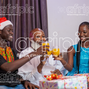 Famille africaine heureuse qui trinque en période de fête