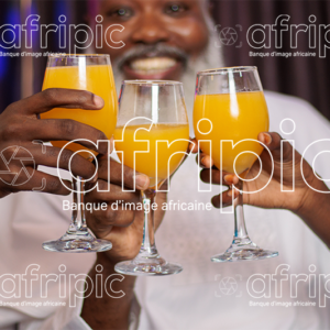 Homme senior africain heureux faisant la fête avec la famille
