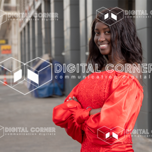 Jeune Femme Africaine , sérieuse, bras croisés, sourire aux lèvres en regardant la caméra