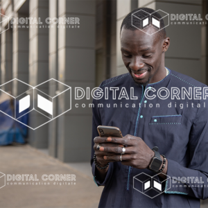 Jeune homme africain avec un téléphone à la main. Technologie, Informatique, transfert d’argent, Commerce en ligne, E-learning, Tenue traditionnelle