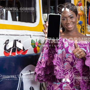 Jeune femme africaine souriante, avec un téléphone à la main. Technologie, Informatique, transfert d’argent, Commerce en ligne, E-learning, Car rapide