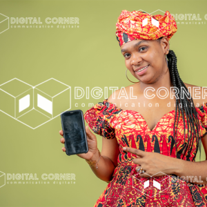 Jeune femme africaine avec un téléphone à la main. Technologie, Informatique, transfert d’argent,Commerce en ligne, E-learning, Tenue traditionnelle