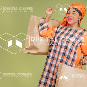 Jeune femme africaine contente, en tenu traditionnelle. Concept, achat et vente en ligne
