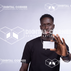Jeune homme africain souriant, avec une carte à la main. Banque, Informatique, transfert d’argent, Scan, paiement en ligne