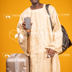 Jeune homme africain en tenue traditionnelle, avec un smartphone, une valise et un sac de voyage, sur fond jaune
