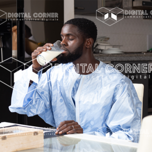 Jeune africain en tenue traditionnelle à table savourant du bon lait